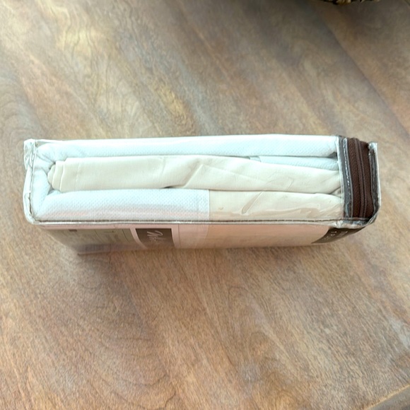 Pleaded bedskirt, twin bed brand new - Picture 4 of 5